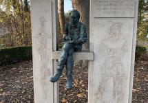 Beeldje van Karel Biddeloo in Gooreind