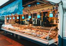 Vishandel Schots op de wekelijkse woensdagmarkt in Wuustwezel-centrum