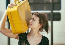 Maud van Hauwaert brengt op 8 februari een koffer vol gedichten naar Wuustwezel