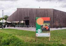 Een infopaneel van Energiedorpen aan sporthal Koch in Gooreind