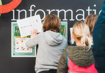 kinderen in de bibliotheek tijdens de zoektocht van de jeugdboekenmaand