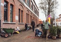 Tegelwippen in de praktijk aan de gevel van school Mater Dei in Gooreind