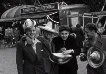 lachende jongeren tijdens Wezel kermis 1952