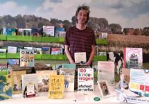 Bibliothecaris Jan de Meester bij de troostkoffers