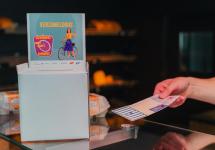 verzameldoos voor spaarkaarten van Gerinkel naar de Winkel in een bakkerij
