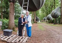 Lien en Thilly bij de boompittent waar ze vorig jaar in logeerden