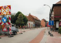 zicht op de Dorpsstraat tijdens de nutswerken in mei 2024