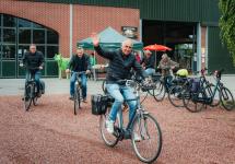 een fietser zwaait naar de camera aan het Boerenijsje in Loenhout