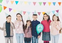 kinderen met een feesthoedje, slingers en versiering