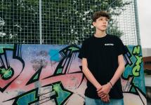 Lewis Jenet aan het skatepleintje in de Sportlaan