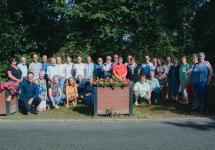 alle gemachtigde opzichters poseren voor een groepsfoto aan GC Blommaert en het gemeentepark