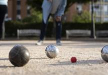 close-up van enkele petanqueballen op een petanquebaanclose-up van enkele petanqueballen op een petanquebaan