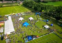 luchtfoto van de evenementenweide tijdens Sterke Peer 2023