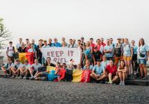 een vijftigtal supporters van Marten Van Riel poseren voor een groepsfoto in Montmartre, Parijs