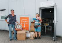 medewerkers van Kringwinkel De Cirkel nemen schoolspullen in ontvangst