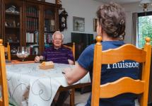 Een verzorgende in de thuiszorg van het lokaal bestuur Wuustwezel met een client