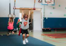 Spelende kinderen tijdens het kleutersportkamp