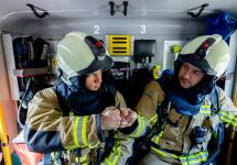 twee brandweermannen in een brandweerwagen