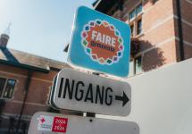 het nieuwe label 'Faire Gemeente' aan het Wuustwezelse gemeentehuis