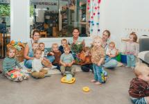 drie kinderbegeleiders en peutertjes van kinderdagverblijf Anneloesje