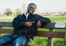 Schrijver Will-Limba Moleka op een bankje in de Gasthuisdreef