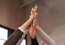 collega's doen een handshake