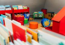 gedeelte met kleuterboeken in de bibliotheek
