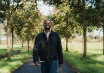 Auteur Will-Limba Moleka wandelend aan het Beersgat