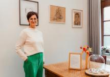 Kunstenares Alida Leenaerts in de inkomhal van het gemeentehuis