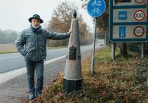 gids Patrick Aerts bij de grenspaal in Braken