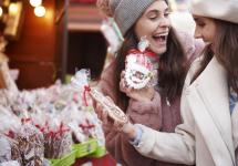 twee vrouwen aan het winkelen op een kerstmarkt