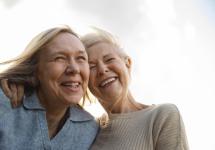 twee glimlachende vrouwen op leeftijd