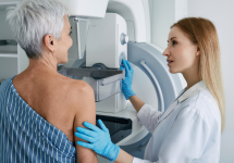 een vrouw laat een mammografie nemen