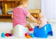 Jonge ouders krijgen uitleg hoe ze hun kind voorbereiden op het potje