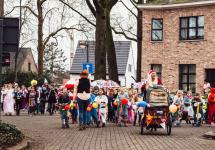 Carnavalstoet Wuustwezel met leerlingen die paraderen over de straten.