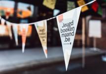 vlaggetjes van de jeugdboekenmaand aan de bibliotheek van Wuustwezel