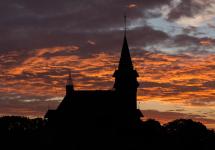 Wuustwezels gemeentehuis in het schemerdonker met oranje en roze wolken