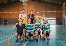 Vuistballers in sporthal Koch poseren voor een groepsfoto en maken een vuist