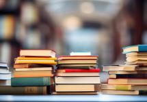 een stapel boeken in een bib
