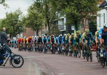 wielrenners en supporters op de Bredabaan in Wuustwezel tijdens de Scheldeprijs 2024