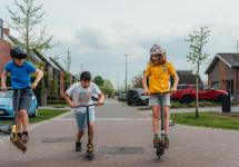 spelende kinderen in de Kievitstraat, die ingericht is als speelstraat