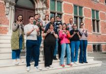 nieuwe medewerkers van het lokaal bestuur Wuustwezel poseren voor een groepsfoto op de trappen van het gemeentehuis