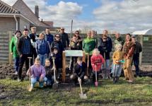 groep inwoners van de Testersdreef rondom het voedselbos