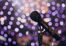 microfoon op een podium met onscherpe achtergrond