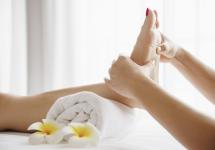 Een vrouw krijgt een pedicure behandeling