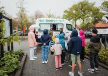 kinderen aan de ijskar van het Boerenijsje aan de parking van de bib