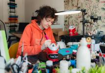 Els De Craecker aan het werk in haar atelier
