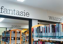 boekenrekken in de bibliotheek van Wuustwezel
