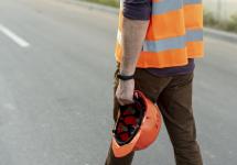 een man met een oranje helm en een oranje veiligheidsvest