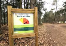 infopaneel toestand brandgevaar aan de ingang van een natuurgebied